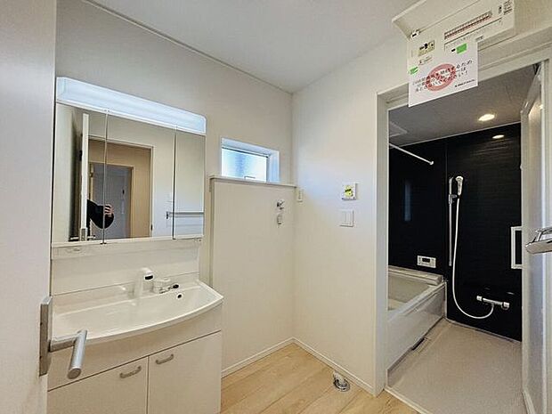 3面鏡裏も収納になっているのでお化粧品や洗剤のストック等たくさん収納できますよ。見せない収納でお洒落な空間へ。