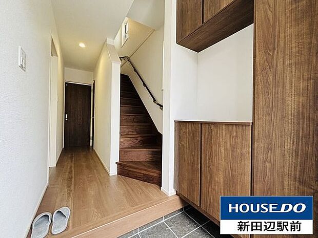 木目の収納がある玄関は明るく落ち着いた印象です。