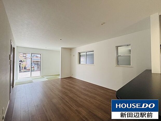 畳コーナーのある20帖のリビングダイニングはゆとりの広さです。