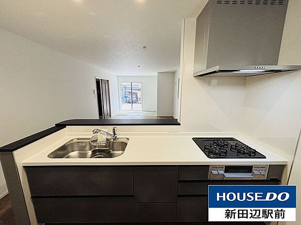 リビングが伺え対面型システムキッチンはガスコンロが3口あり、調理スペースも広めのタイプです。