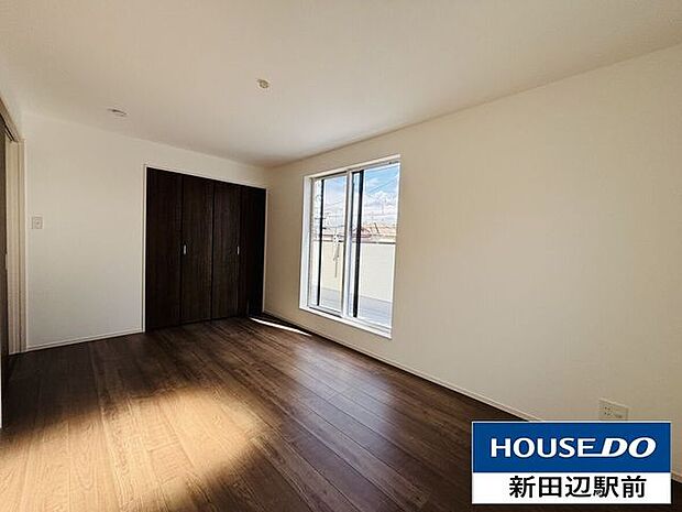 バルコニー付の寝室7．5帖はクローゼット付で明るく広いお部屋です。