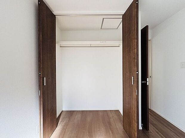 5.25帖の収納はワイドスパンで、大容量です。