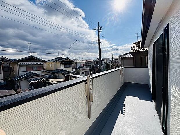 遮る高い建物は少なく、東南の陽の入るバルコニーからの眺望です。