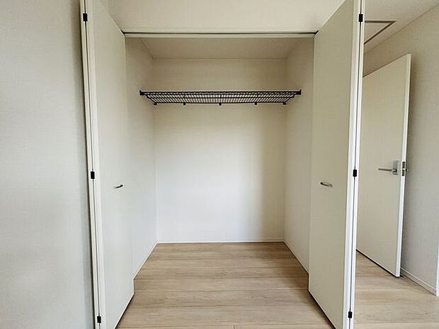 大容量クローゼットで大きな物も収納できます。
