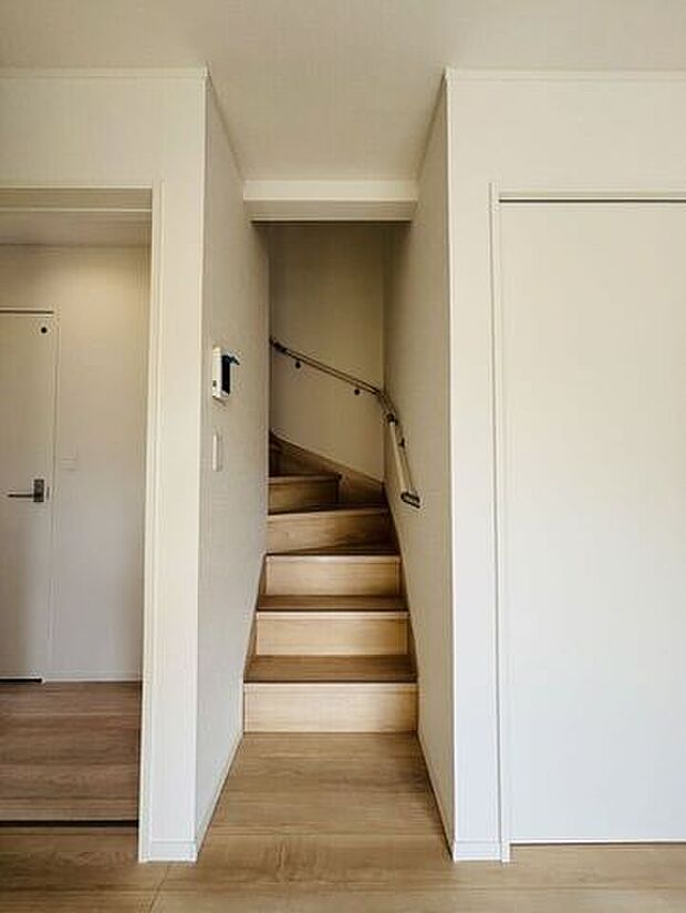 リビングを通って2Fに上がる階段です。手すり付きで傾斜もきつくありません。