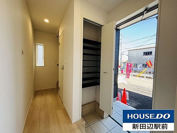 玄関はコンパクトながら、収納もあり、明るい玄関です。