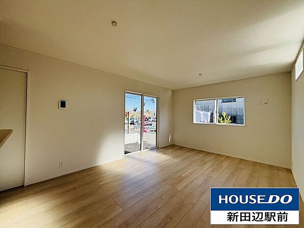 明るい木目と白が基調のため日光だけでもとても明るいですね。