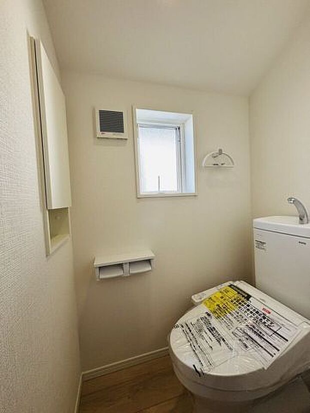 2Fトイレも窓付で圧迫感は少なく、便利です。