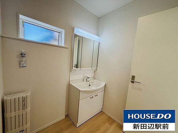 三面鏡の洗面台です。洗面台の下、洗面台の横にも収納スペースがございます。化粧品や洗剤のストックなどたくさん収納できますよ♪