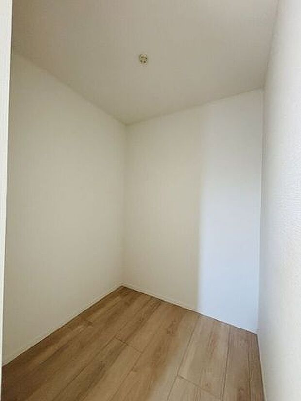 2帖のウォークインクローゼットは大きな荷物も収納できます。