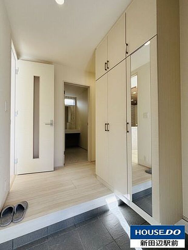 明るい色調の玄関は収納も十分で鏡付きです。お出かけ前のチェックもできます。