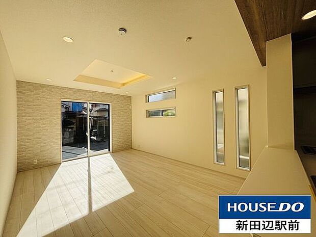 16帖のリビングは南向きの2面採光で照明がなくても明るいお部屋です。