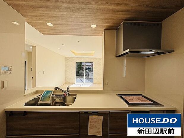 対面キッチンは落ち着いた色調で、IHクッキングヒーター、食洗機付で家事の負担軽減してくれます。