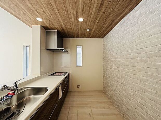 天井、壁もお洒落なキッチンで、お料理も楽しめそうです。背面スペースもあり、冷蔵庫もカップボードも置ける広さです。