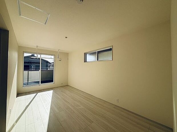 主寝室向きの8.25帖洋室です。南向き、2面採光、バルコニー付で採光、通風良好です。