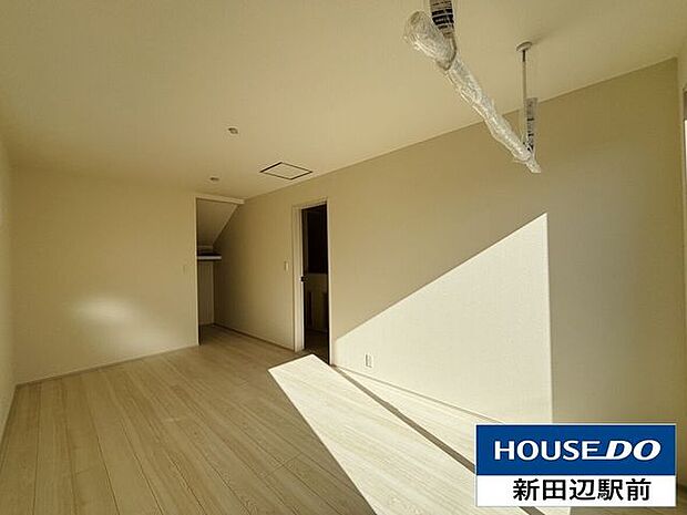 南からの陽が入る8.25帖は奥にウォークインクローゼットがあります。照明がなくても明るいお部屋です。