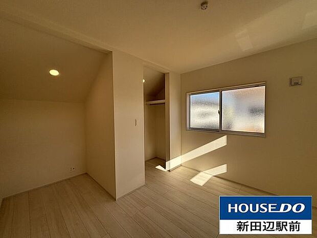 6.1帖洋室も2面採光、クローゼット付です。スッキリとした生活ができそうです。