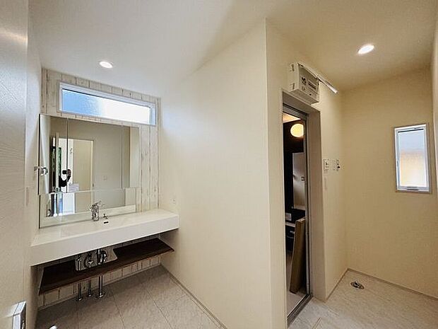 自然光も入る明るい洗面スペース。