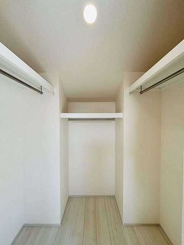 大容量ウォークインクローゼットで収納に困ることはすくないですね。