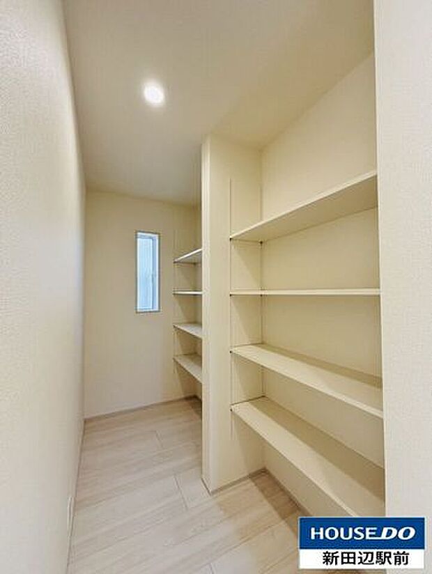 大型パントリーで食品や調理家電、日用品もタップリおけるスペースです。