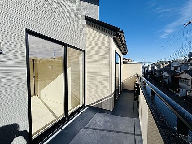 ワイドバルコニーで寝具も干せそうです。遮るものが少なく、見通しのより眺望です。