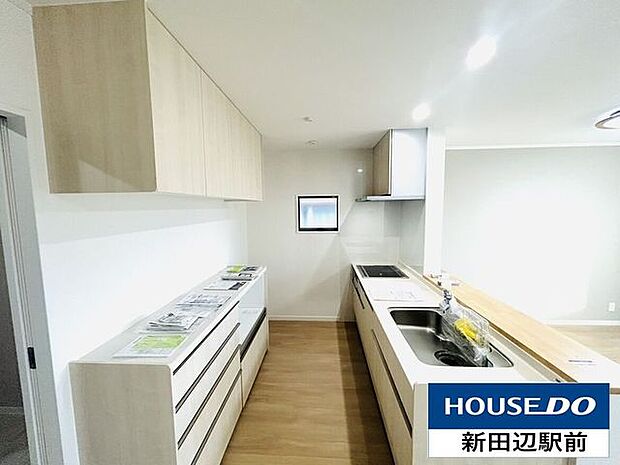 背面スペースはカップボードをおいてこのゆとりです。2面採光で明るいキッチンで家族でお料理も楽しめそうです。