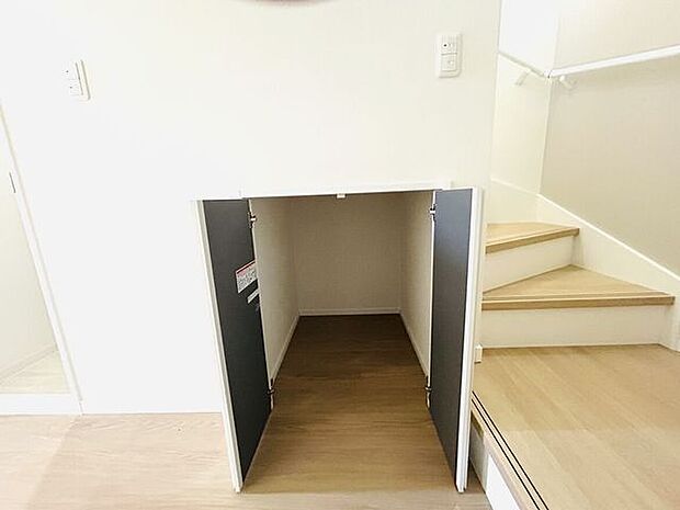 1F収納は多用途で使えそうな奥行ある収納です。