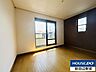 寝室：バルコニー付の6.2帖は明るいお部屋です。