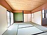 和室：8.3帖の和室は押入れ、床の間もあり、南側に掃き出し窓から庭も眺められます。客間として利用できます。