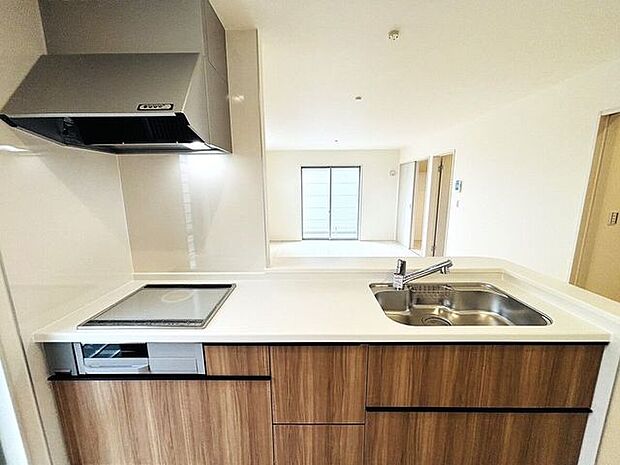 リビングが見えるキッチンは家事をしながらお子さまと会話もできる。シンクやコンロカウンターにゆとりがあって家事もはかどりそうですね♪