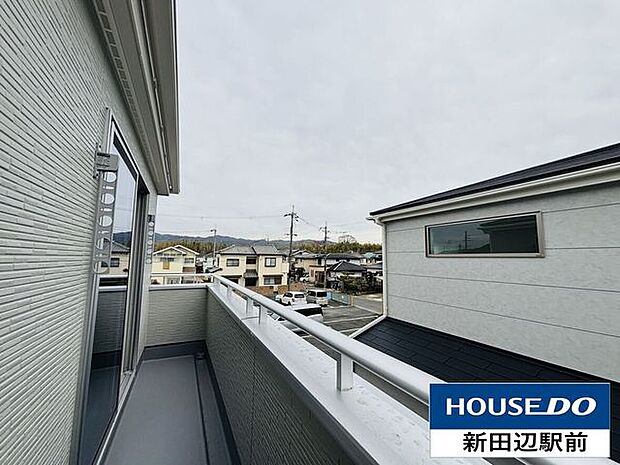 見渡しの良いバルコニーは南向きで、洗濯物も干せそうです。