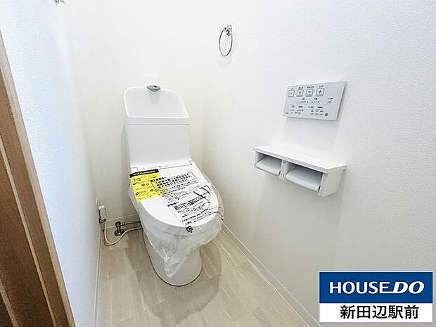 1Fトイレは明るく、清潔感があり、足元も広いトイレです。