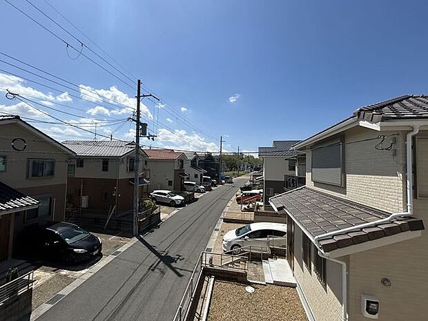 南向きの眺望は、陽当たりも良く、遮るものも少ない景色です。