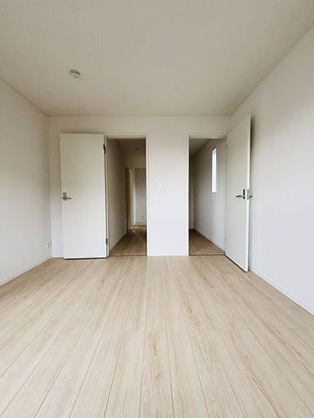 洋室3部屋があるので、これから家族が増えても安心ですね。お子様が小さいうちは主寝室でみんなで寝るのが定番になりそうですね。