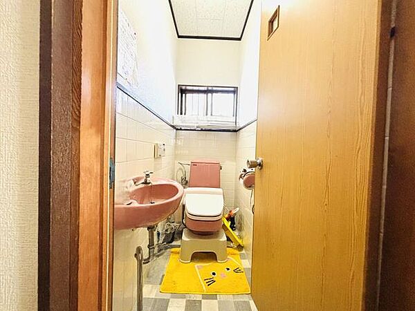 1階トイレ、窓があり換気できます。AIによる家具消し・ぼかし処理しております。2020年7月、ＣＦはりかえ済