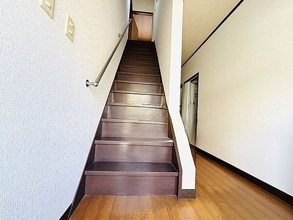手摺付き階段AIによる家具消ししております。