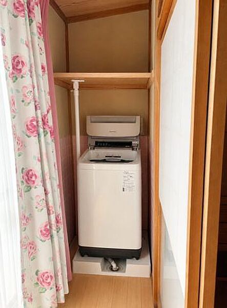 縁側に洗濯機置き場があり、そのまま縁側と外の物干し場へ出られます。2020年7月、洗濯パン新設AIによる家具消し・ぼかし処理しております。