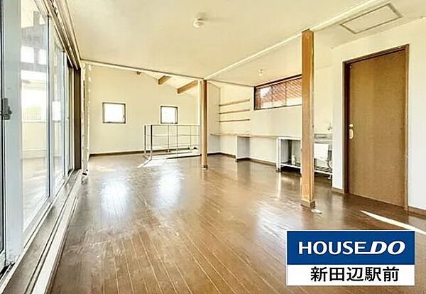 3面採光の18帖洋室です。照明がなくても明るいお部屋です。