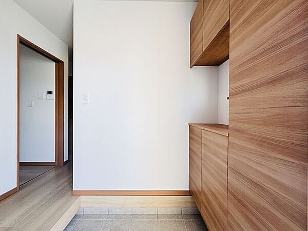 玄関には下駄箱がついています。靴なども下駄箱に収納してスッキリとした玄関を保てます。