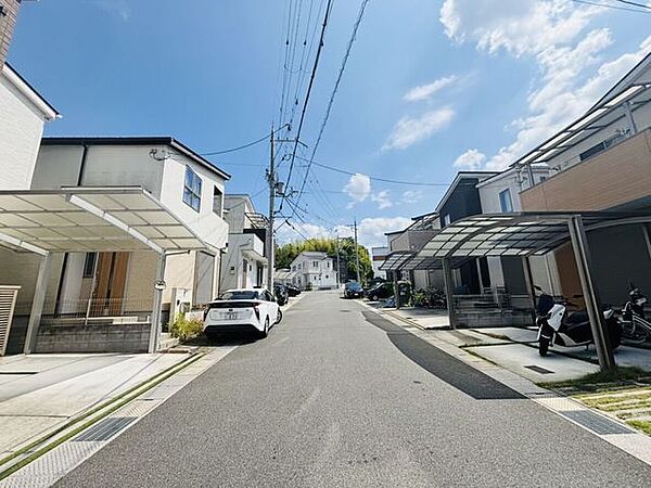 ゆとりをもって運転できそうな広さがありそうな道路ですね。