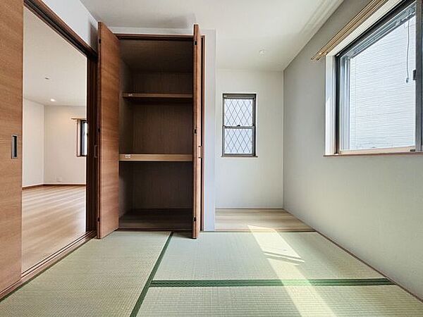 LDKに併設した約4.5畳の和室。居室としてもLDKの延長としても使用可能です。