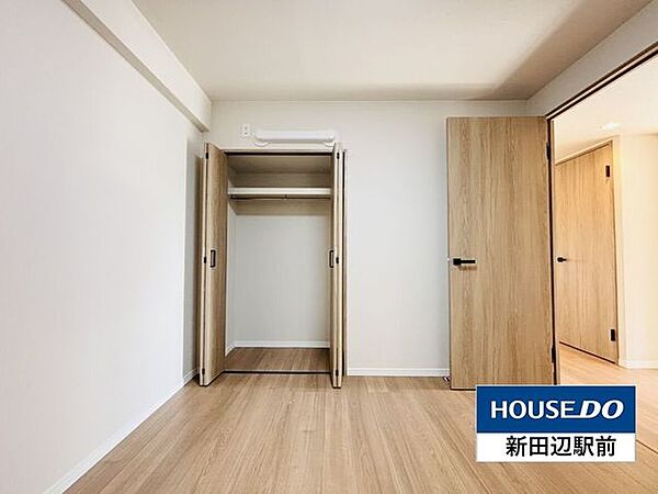 落ち着いた雰囲気でリラックスして過ごせる洋室5帖。