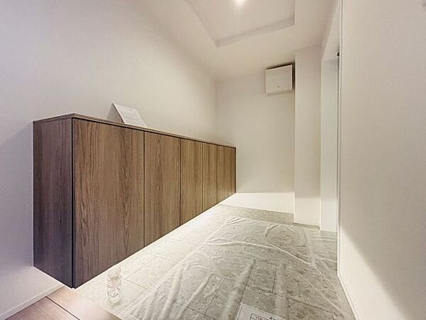 間接照明がよりお洒落な雰囲気の演出してくれています。おうちの第一印象もばっちりですね♪