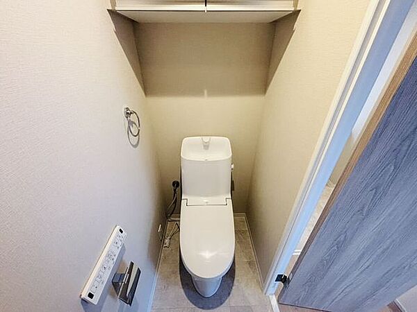 ストックや備品を置ける棚付きのトイレになります。
