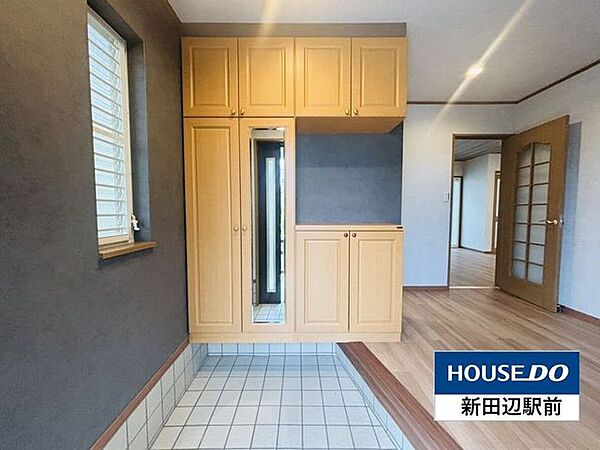大型の玄関収納なので玄関もすっきり片付き気持ちがいいですね。これだけ入ると大家族や靴をたくさんお持ちの方でも安心ですね。