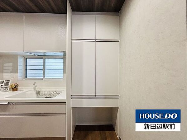 キッチン横にも収納棚が備え付けられているので、たっぷりと収納できます。