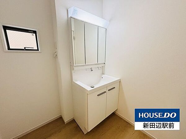 3面鏡裏も収納になっているのでお化粧品や洗剤のストック等たくさん収納できますよ。見せない収納でお洒落な空間へ。