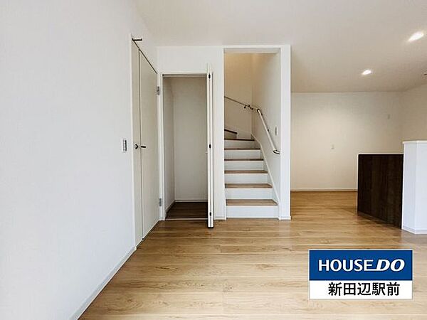 リビング内に収納スペースがあるので、頻繁に使用するもの等を収納しておくのに便利ですね。