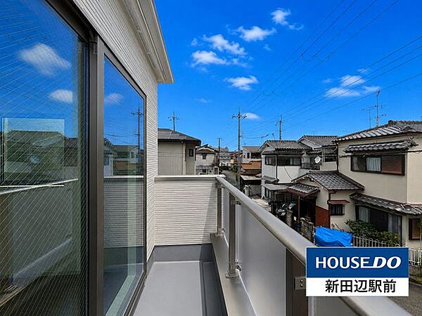 陽当たりのいいバルコニー。お出かけの際は上からお見送りもできますね。
