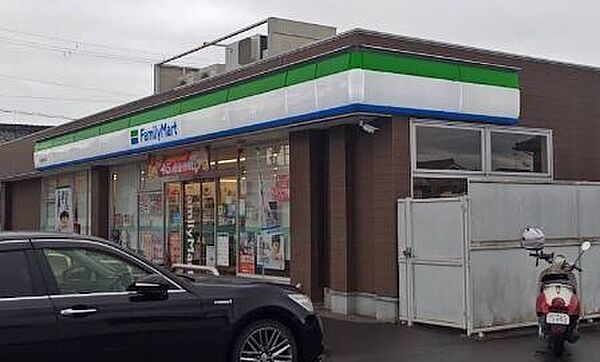 ファミリーマート市辺南垣内店 850m